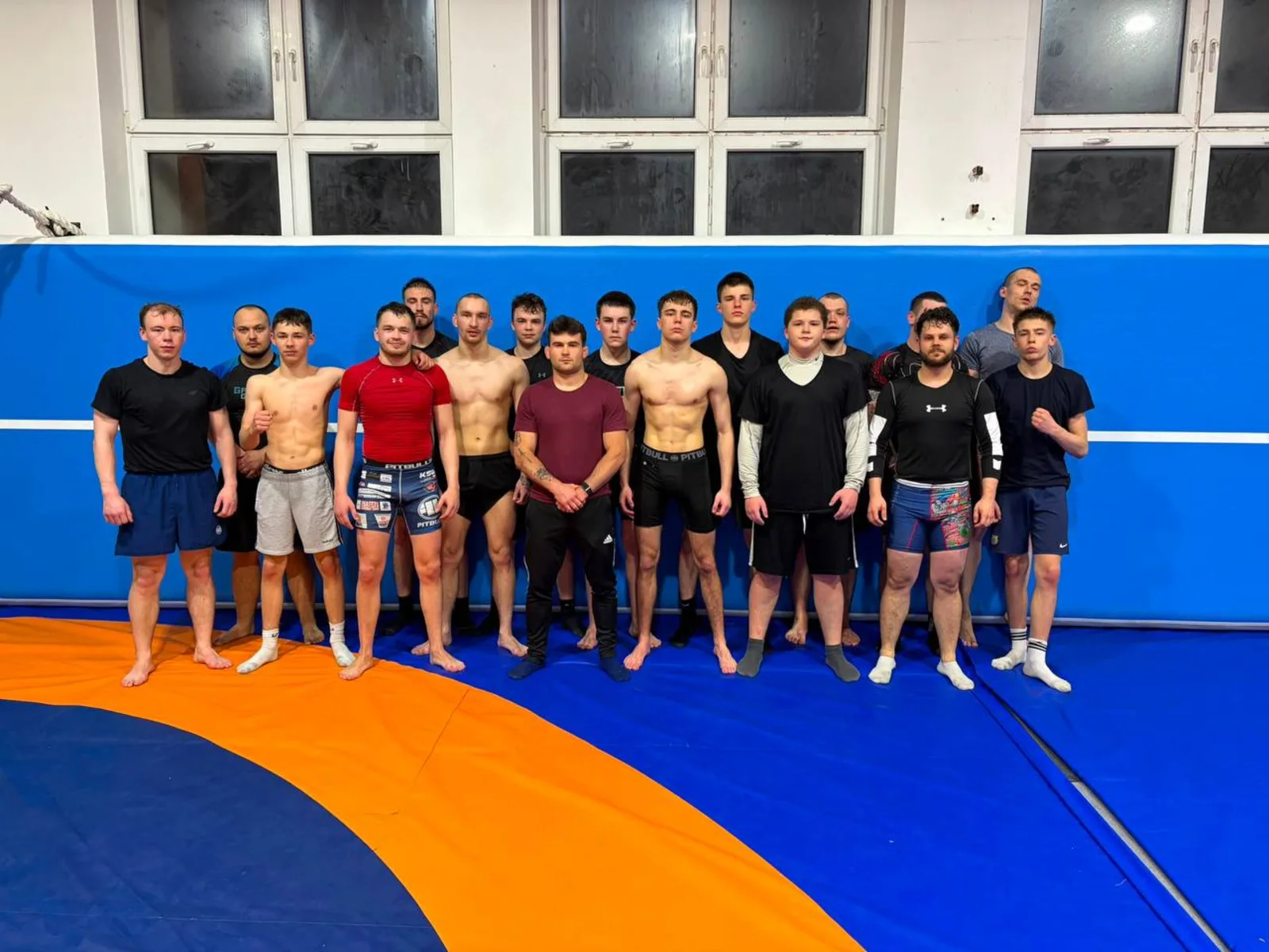 Grupa amatorska MMA po treningu